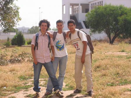 c moi au milieu ac mes 2 copains amine et youssef